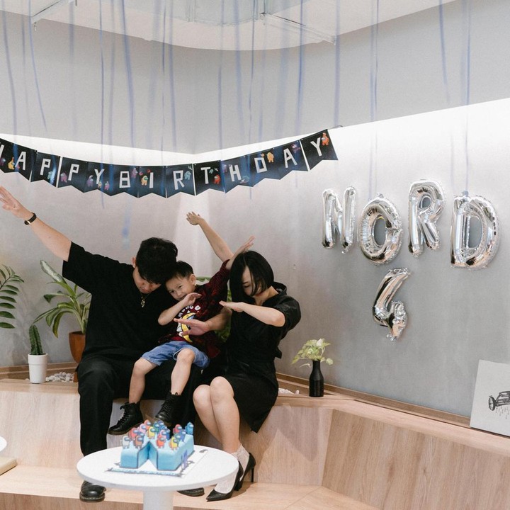 <p>Meski begitu, kehangatan dari keluarga mereka terlihat jelas ya, Bunda. (Foto: Instagram @nordkiano)<br /><br /><br /></p>