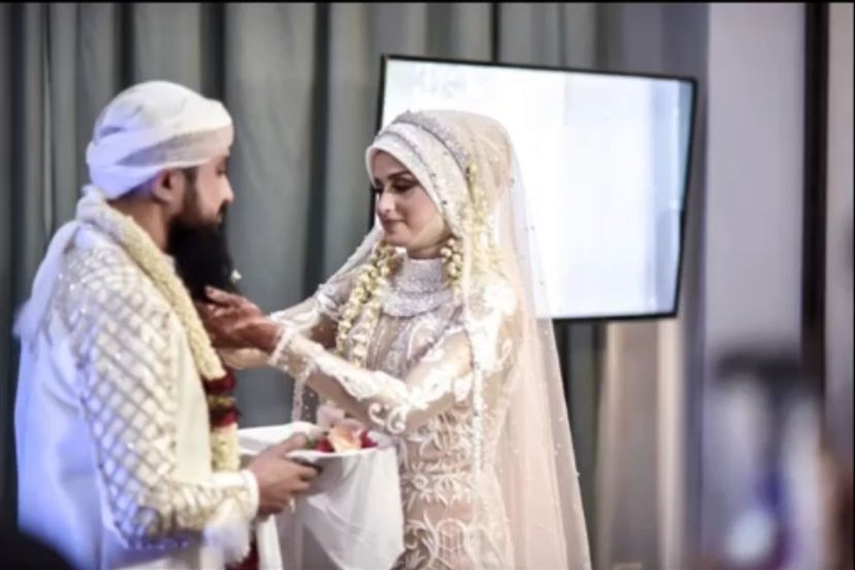 Rizal Djibran mengakhiri masa lajangnya di usia 44 tahun dan resmi menikahi Sarah pada Selasa &lpar;22&sol;2&rpar;&period; Yuk&comma; intip potretnya&excl;