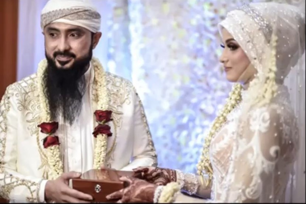 Rizal Djibran mengakhiri masa lajangnya di usia 44 tahun dan resmi menikahi Sarah pada Selasa &lpar;22&sol;2&rpar;&period; Yuk&comma; intip potretnya&excl;