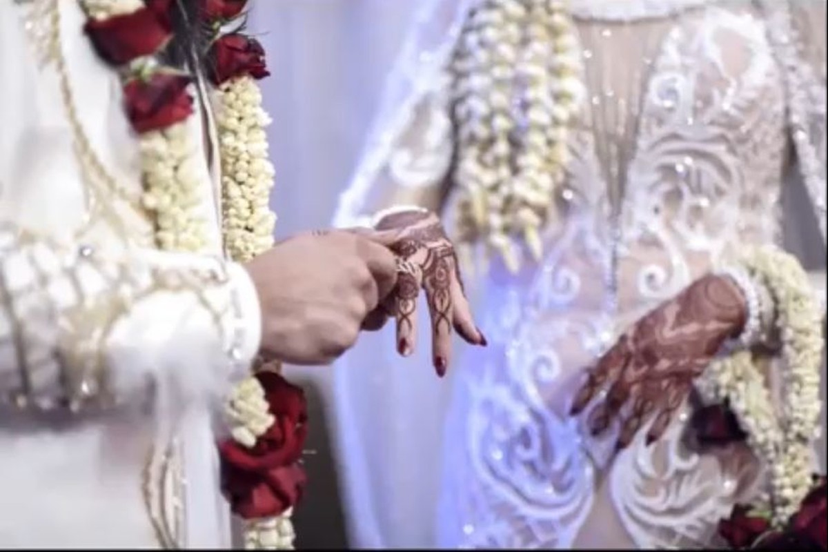 Rizal Djibran mengakhiri masa lajangnya di usia 44 tahun dan resmi menikahi Sarah pada Selasa &lpar;22&sol;2&rpar;&period; Yuk&comma; intip potretnya&excl;