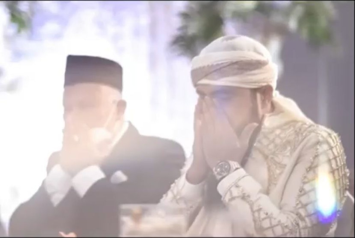 Rizal Djibran mengakhiri masa lajangnya di usia 44 tahun dan resmi menikahi Sarah pada Selasa &lpar;22&sol;2&rpar;&period; Yuk&comma; intip potretnya&excl;