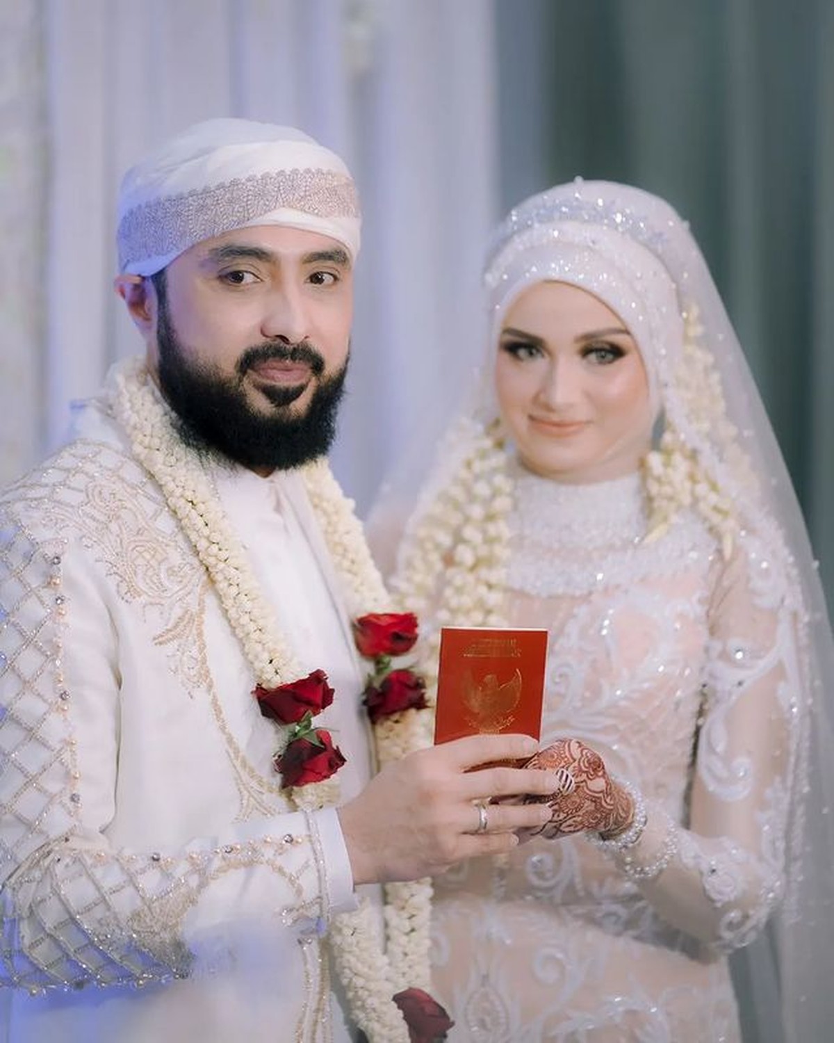 Rizal Djibran mengakhiri masa lajangnya di usia 44 tahun dan resmi menikahi Sarah pada Selasa &lpar;22&sol;2&rpar;&period; Yuk&comma; intip potretnya&excl;