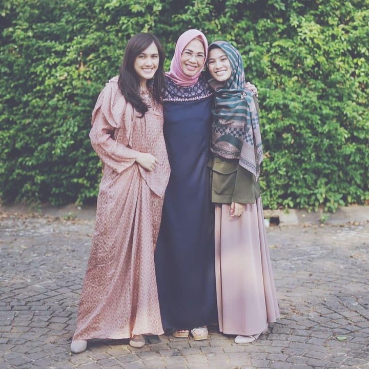 <p>Angki Wardani juga terlihat cantik ketika mengenakan hijab seperti Alyssa Soebandono. Meski sudah jadi nenek, Ibunda Alyssa Soebandono masih terlihat awet muda, nih. (Foto: Instagram @ichasoebandono)</p>