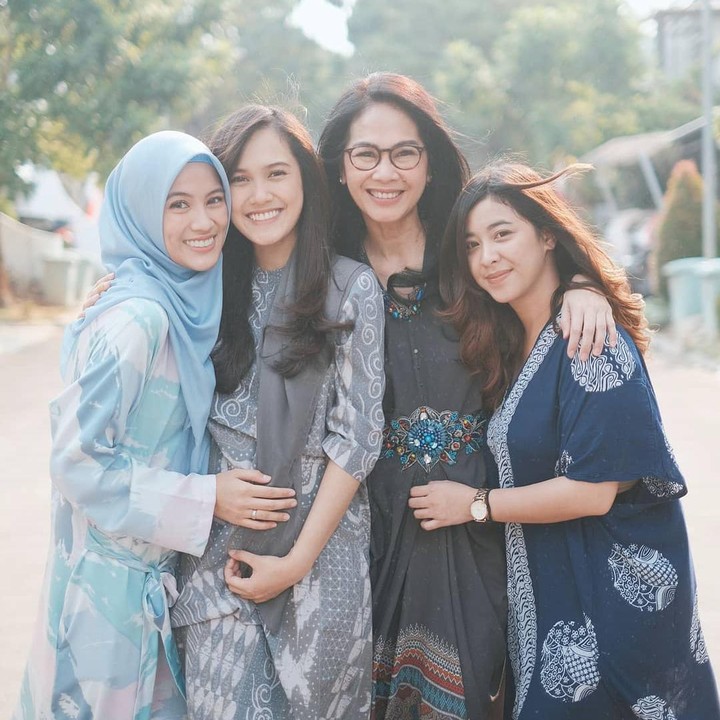 <p>Sebagai anak kedua dari tiga bersaudara, Alyssa Soebandono sangat dekat dengan Ibunda dan saudarinya. Mereka selalu tampil kompak di setiap kesempatan, Bunda (Foto: Instagram @ichasoebandono)</p>