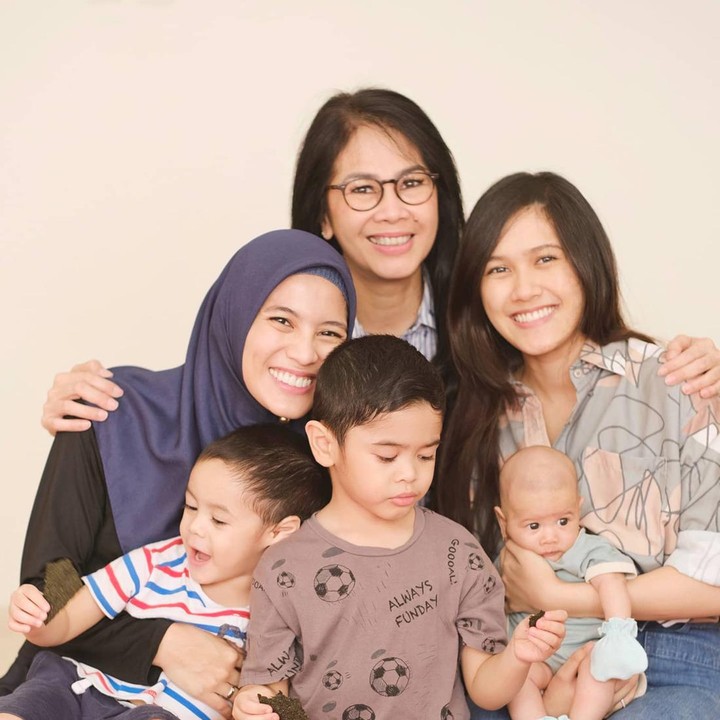 <p>Tidak hanya dekat dengan Alyssa dan anak-anaknya, Angki Wardani juga sangat akrab dengan para cucu. (Foto: Instagram @ichasoebandono)</p>