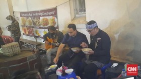 Ridwan Kamil dan Anies Kompak Makan Bubur dengan Menu yang Sama