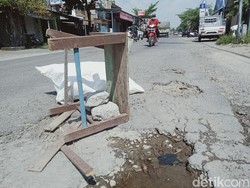 Awas, Ada Bangku Berdiri di Tengah Jalan Rusak Wonosari Klaten