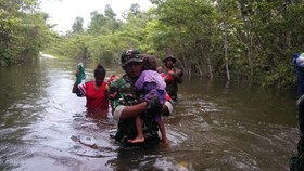Banjir 1 Meter Tutup Jalan Trans Papua Barat, TNI Evakuasi Warga