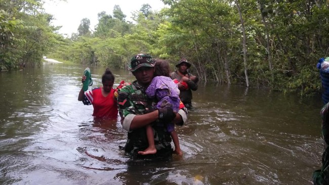 Hujan dengan intensitas tinggi membuat jalan trans yang menghubungkan Fakfak dan Bintuni, Papua Barat, terendam air dengan ketinggian hingga 1 meter.