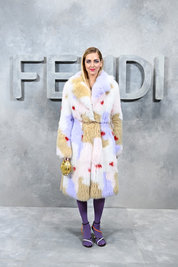 Chiara Ferragni tampil stylish mengenakan mantel bulu multiwarna berhiaskan ilustrasi dari koleksi Fendi spring/summer 2022. Foto: Getty Images for Fendi/Daniele Venturelli