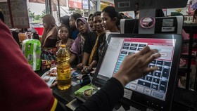 Berebut Antre Demi Dua Liter Minyak Goreng di Kendal