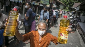 FOTO: Berbagai Daerah Operasi Pasar Jual Minyak Goreng Murah