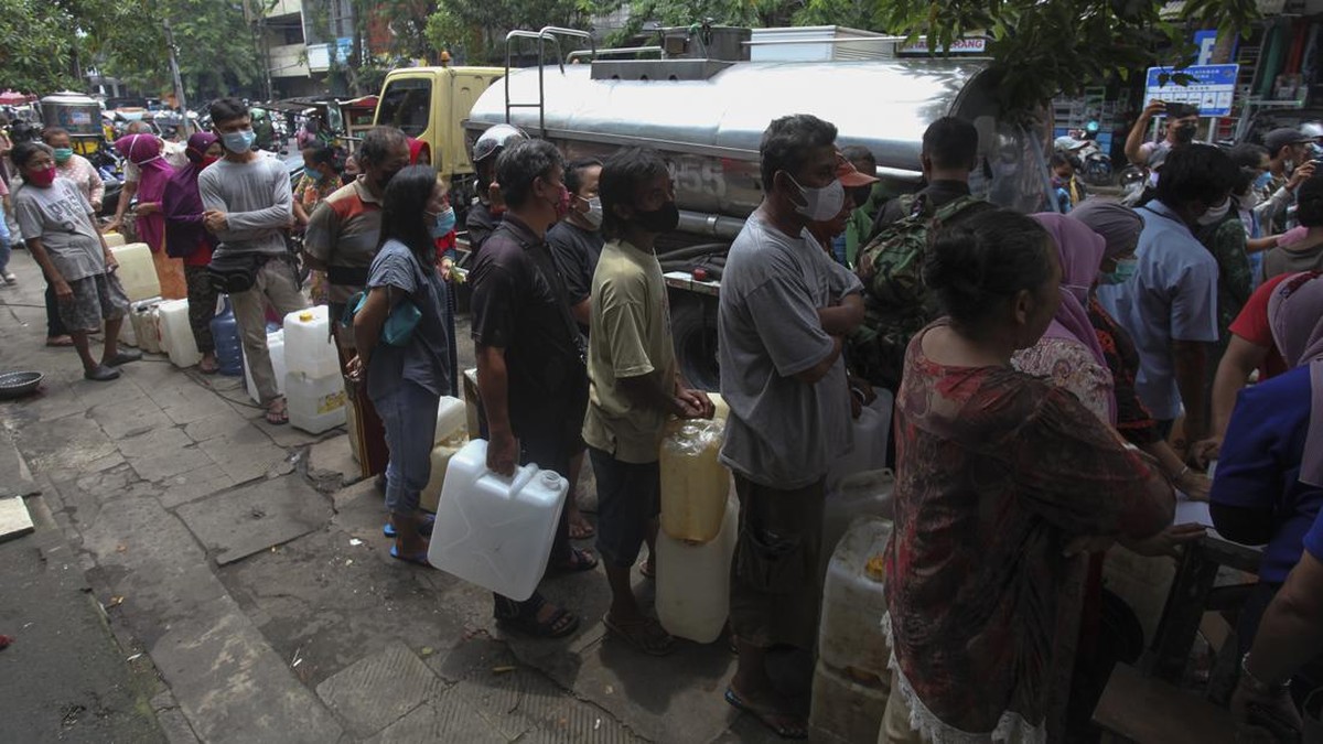 FOTO: Berbagai Daerah Operasi Pasar Jual Minyak Goreng Murah