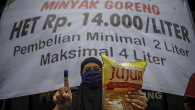 Kemendag menyalahkan panic buying, kemacetan distribusi dalam kelangkaan minyak goreng belakangan ini. Berikut penjelasannya.