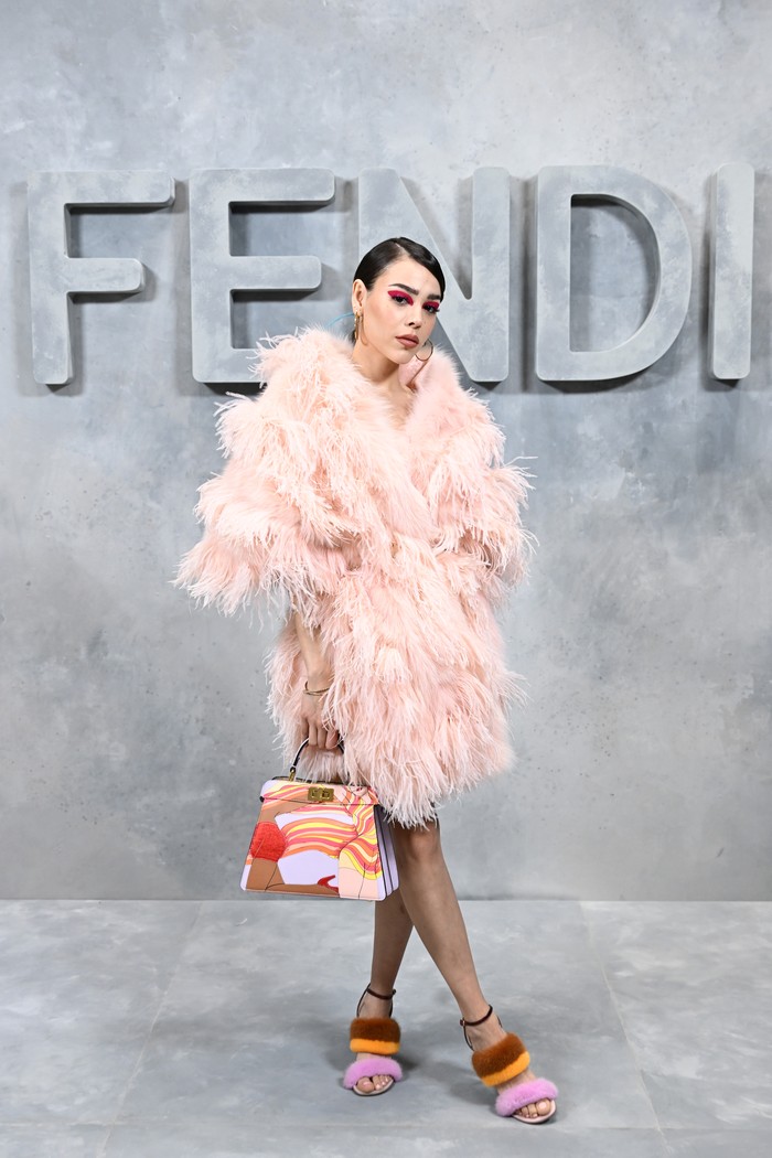 Gaun feathers blush pink jadi pilihan Danna Paola, aktris dari serial Netflix 'Elite'.Foto: Getty Images for Fendi/Daniele Venturelli