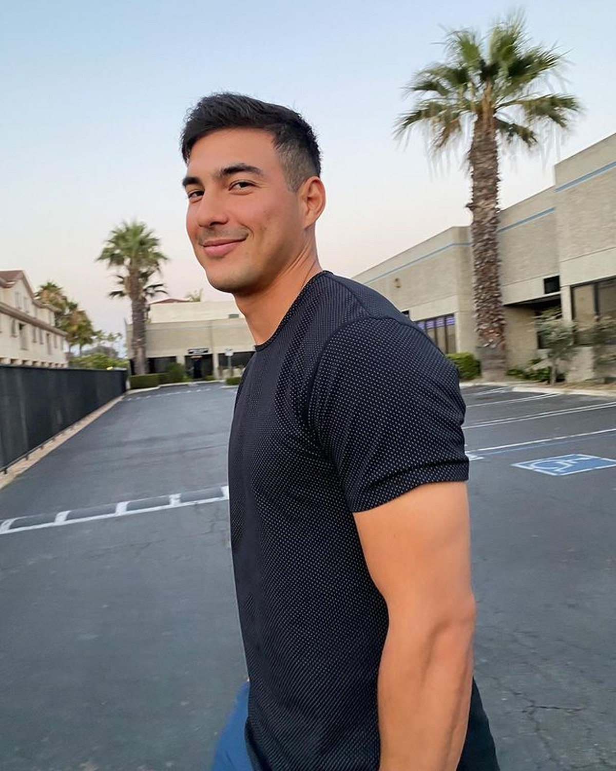 Luna Maya melakukan terapi chropactic atau 'dikretek' dengan seorang dokter bule tampan bernama Tyler&period; Yuk intip potretnya&excl;