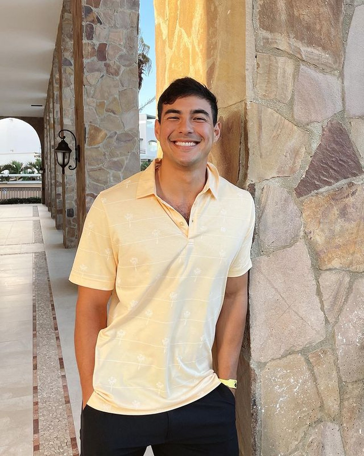 Luna Maya melakukan terapi chropactic atau 'dikretek' dengan seorang dokter bule tampan bernama Tyler&period; Yuk intip potretnya&excl;