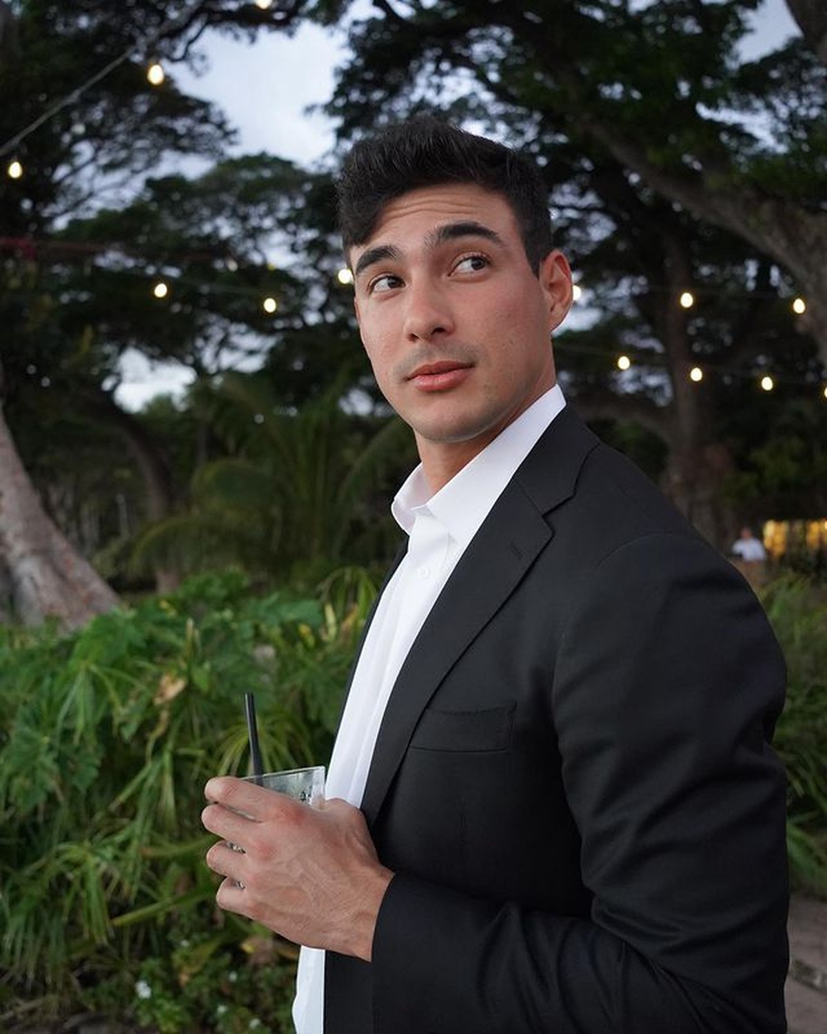 Luna Maya melakukan terapi chropactic atau 'dikretek' dengan seorang dokter bule tampan bernama Tyler&period; Yuk intip potretnya&excl;