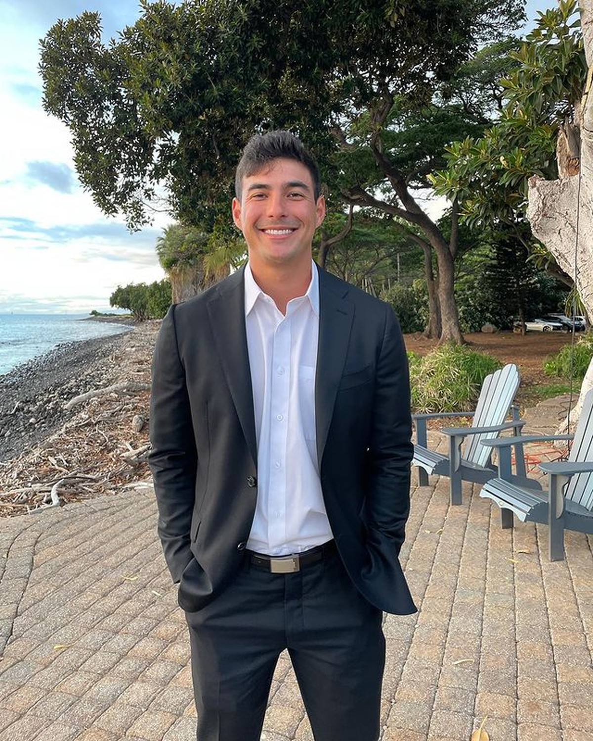 Luna Maya melakukan terapi chropactic atau 'dikretek' dengan seorang dokter bule tampan bernama Tyler&period; Yuk intip potretnya&excl;