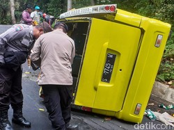 Mobil Rombongan Mahasiswa Terguling di Sengkan Mayit Banyuwangi Muat 14 Orang