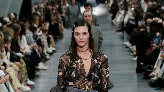 Bawa Tren Baju Transparan Ini 5 Fakta Menarik dari Koleksi Fendi di Milan Fashion Week