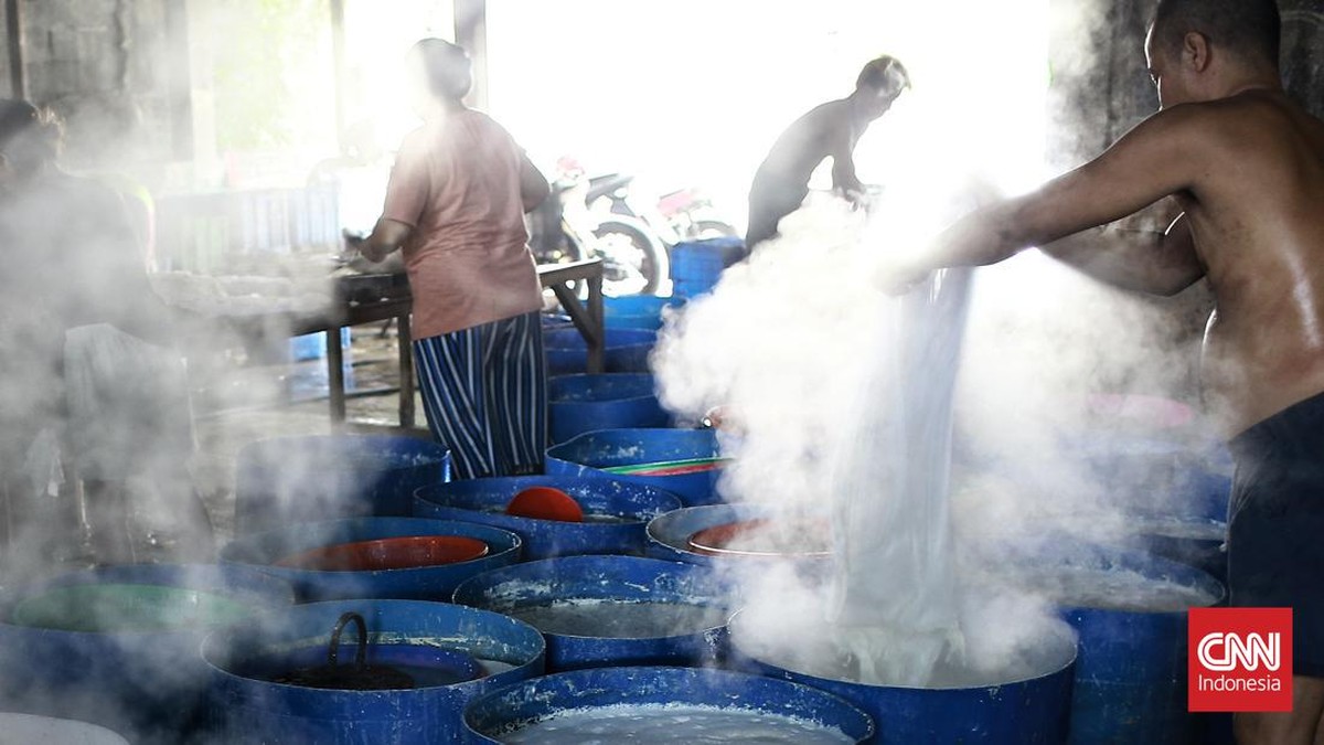 FOTO: Ukuran Tahu Dipangkas, Imbas Lonjakan Harga Kedelai