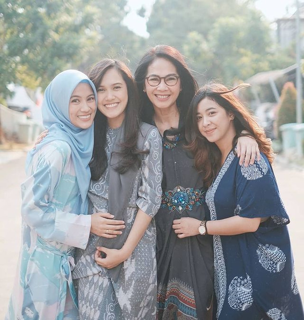 Kabar mengejutkan datang dari ibunda Alyssa Soebandono yang menggugat cerai sang suami&period; Yuk&comma; intip potret hangat keluarganya&excl;