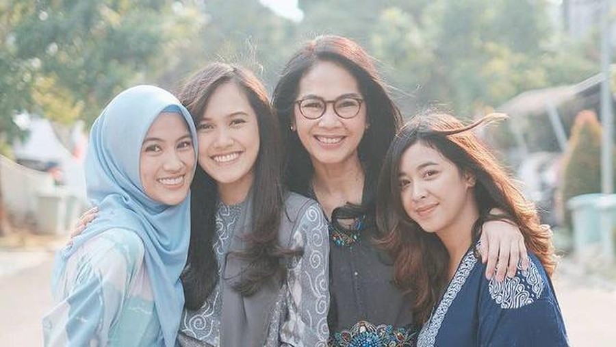 Kabar mengejutkan datang dari ibunda Alyssa Soebandono yang menggugat cerai sang suami. Yuk, intip potret hangat keluarganya!