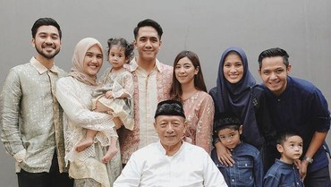 img-title Gugat Cerai Suami, Ibu Alyssa Soebandono Menghilang pada Foto Lebaran