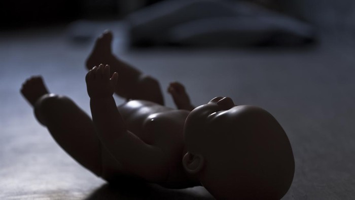 A poor naked unwanted baby doll