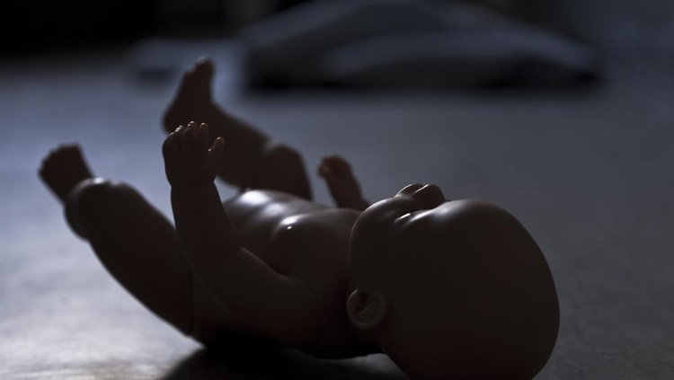Ilustrasi Bayi A poor naked unwanted baby doll