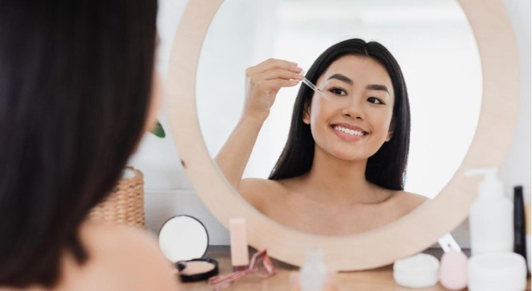 7 Skincare untuk Bunda yang Berusia 30-an, Minimalisir Tanda Penuaan Bun Di usia 30-an, kondisi kulit sudah memiliki banyak perubahan. Kebiasaan skincare harian pun mungkin perlu diubah. Apa saja tips skincare wajibnya?