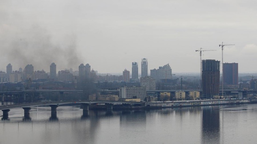 Kepulan asap mengepul dari kompleks gedung Kementerian Pertahanan Ukraina di Kyiv. Berikut penampakan foto-foto terkininya!