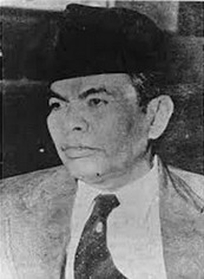 Muhammad Yamin adalah pahlawan Indonesia sekaligus sastrawan tanah air. Ia juga berperan sebagai sekretaris Kongres Pemuda II.