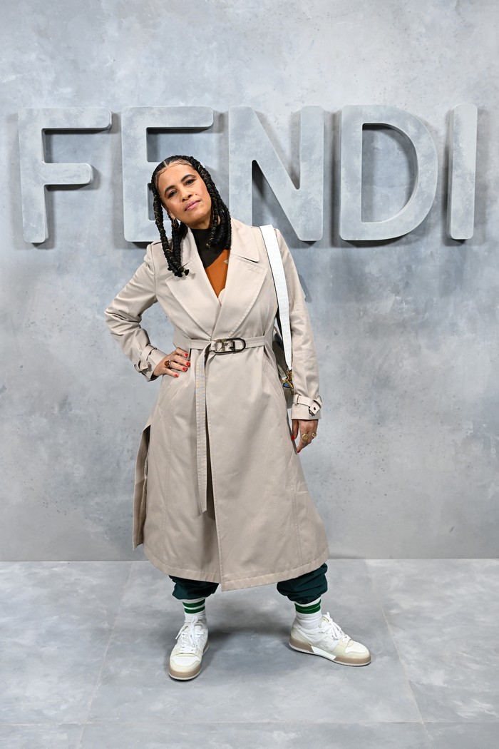 Penyanyi Neneh Cherry tampil kasual dalam balutan coat serta shoulder bag dan sneakers. Foto: Getty Images for Fendi/Daniele Venturelli