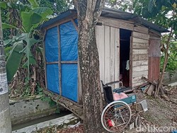 Nenek Buta di Grobogan Ini Tinggal Sendirian di Gubuk di Atas Drainase