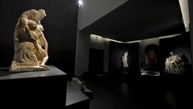 FOTO: 3 Versi Pieta Karya Michelangelo Dipersatukan