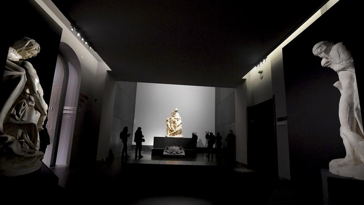 FOTO: 3 Versi Pieta Karya Michelangelo Dipersatukan