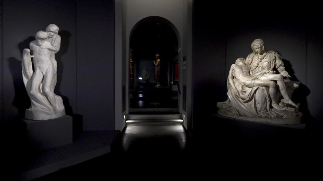 FOTO: 3 Versi Pieta Karya Michelangelo Dipersatukan