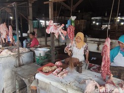 Dear Ibu-ibu, Harga 3 Komoditas Ini Terpantau Naik di Pasar Johar Semarang