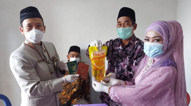 Pengantin pria di Ponorogo, Jawa Timur, memberikan satu liter minyak goreng kepada pasangannya untuk maskawin pernikahan di tengah kelangkaan minyak goreng.