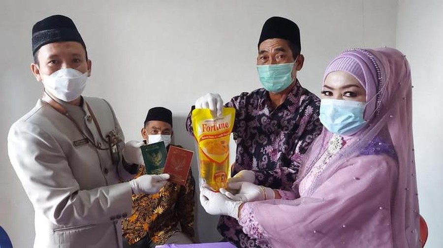 Pengantin Menikah dengan Mahar Minyak Goreng 1 Liter