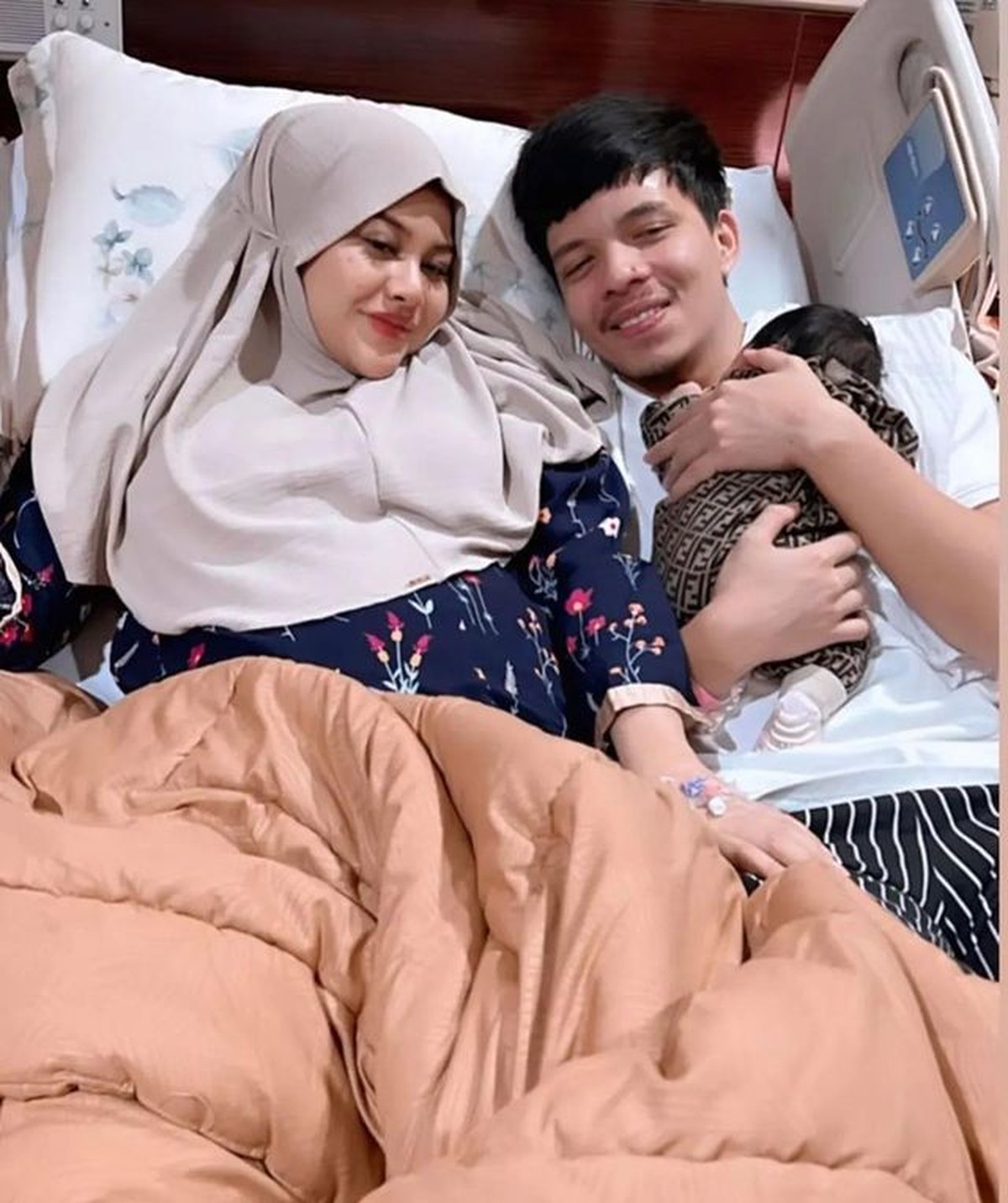 Kelahiran anak pertama Atta Halilintar dan Aurel tengah jadi sorotan&comma; baju baby A yang baru berusia sehari curi perhatian&period; Yuk&comma; intip&excl;
