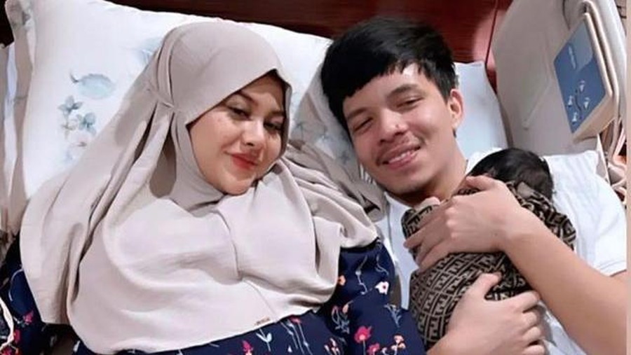 Kelahiran anak pertama Atta Halilintar dan Aurel tengah jadi sorotan, baju baby A yang baru berusia sehari curi perhatian. Yuk, intip!
