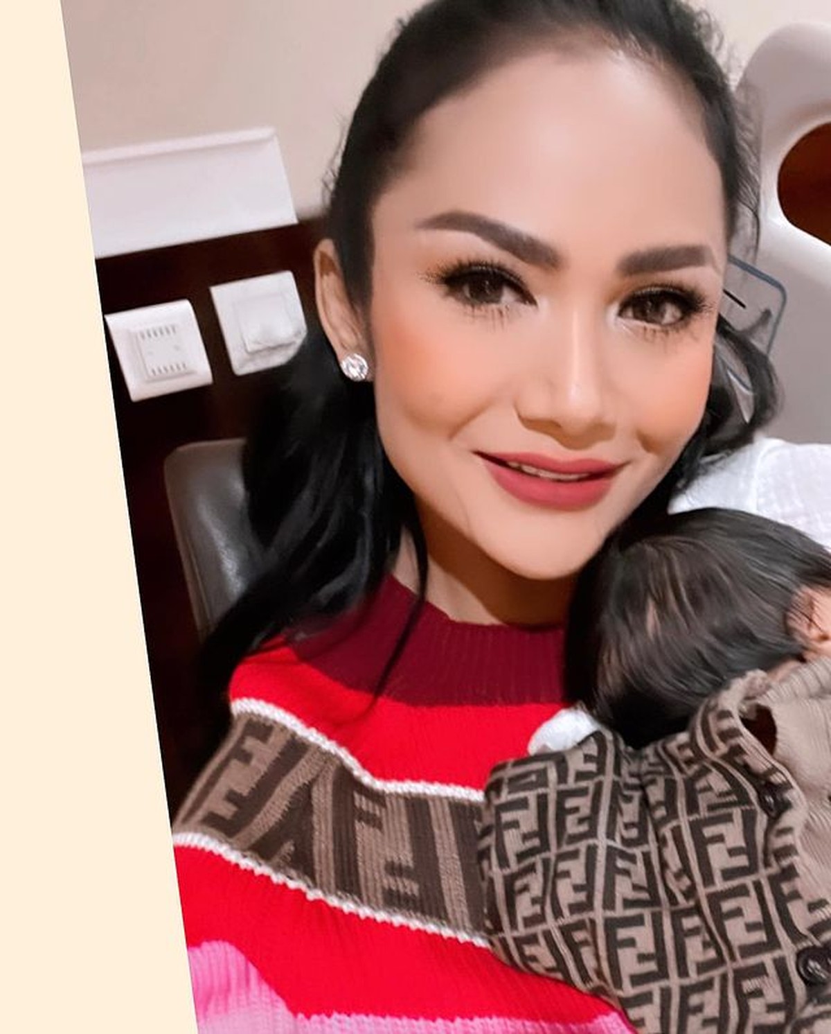 Kelahiran anak pertama Atta Halilintar dan Aurel tengah jadi sorotan&comma; baju baby A yang baru berusia sehari curi perhatian&period; Yuk&comma; intip&excl;