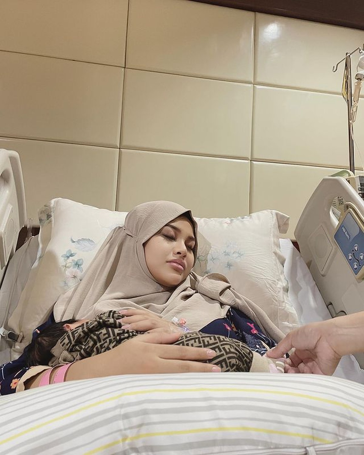 Kelahiran anak pertama Atta Halilintar dan Aurel tengah jadi sorotan&comma; baju baby A yang baru berusia sehari curi perhatian&period; Yuk&comma; intip&excl;