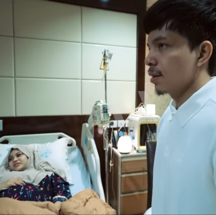 <p>Karena <em>baby</em> A adalah cucu pertama dari dua keluarga, kehadirannya sangat dinantikan, Bunda. Bahkan ada banyak orang yang menjaga Aurel di rumah sakit. (Foto: YouTube AH)</p>