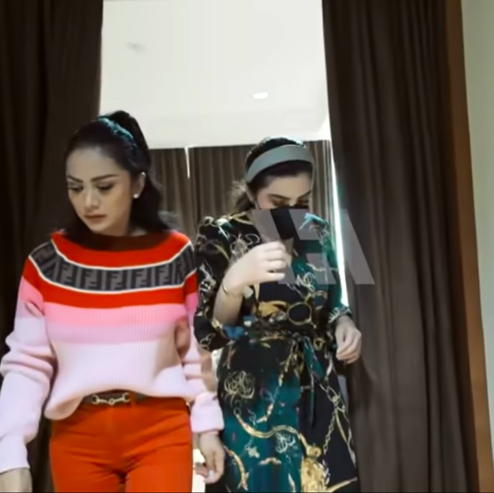 <p>Sebagai orang tua, Kridayanti dan Ashanty juga tak mau ketinggalan momen bahagia kelahiran sang cucu. Keduanya bahkan kompak bergantian menjaga Aurel di rumah sakit. (Foto: YouTube AH)</p>