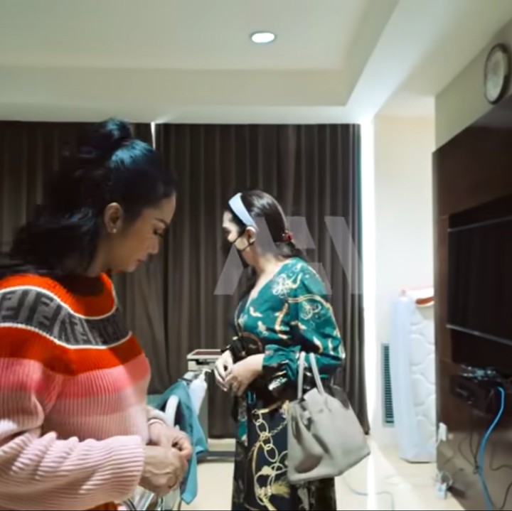 <p>Sayangnya, Ashanty harus meninggalkan Aurel karena ada urusan pekerjaan, Bunda. Karena itu, Aurel sempat dijaga oleh KD. (Foto: YouTube AH)</p>