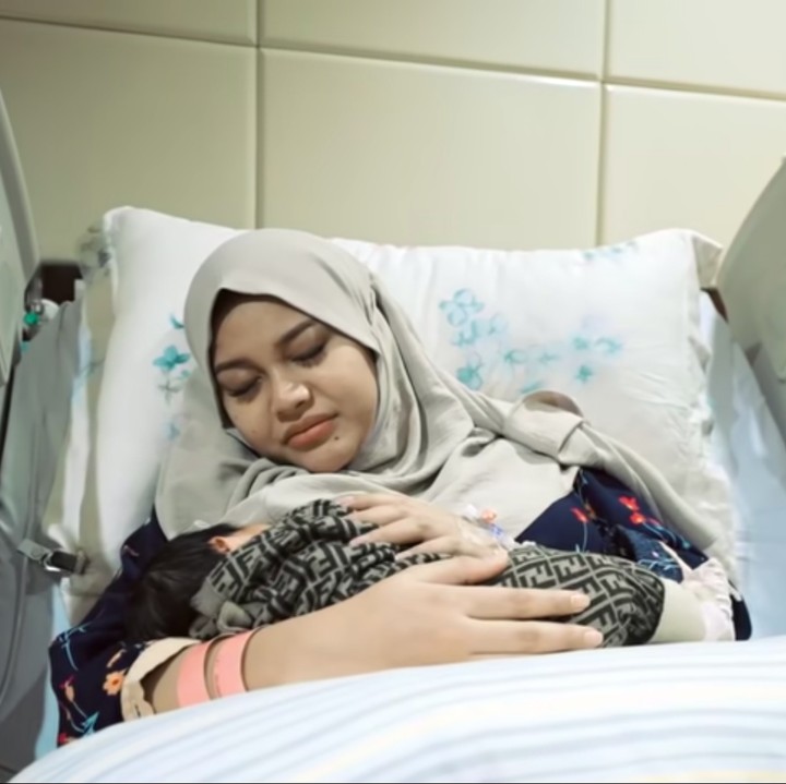 <p>Aurel Hermansyah baru saja melahirkan anak pertamanya di rumah sakit pada Selasa (22/2/2022) kemarin, Bunda. (Foto: YouTube AH)</p>